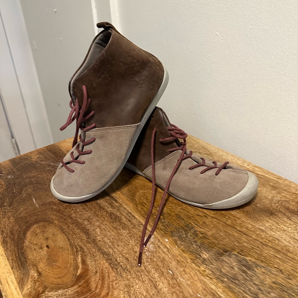 Women’s keen ankle boots, size 8